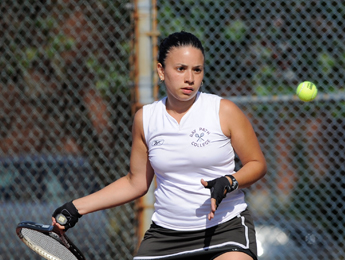 Carolina Ynguanzo Named NECC Women's Tennis Player of the Week